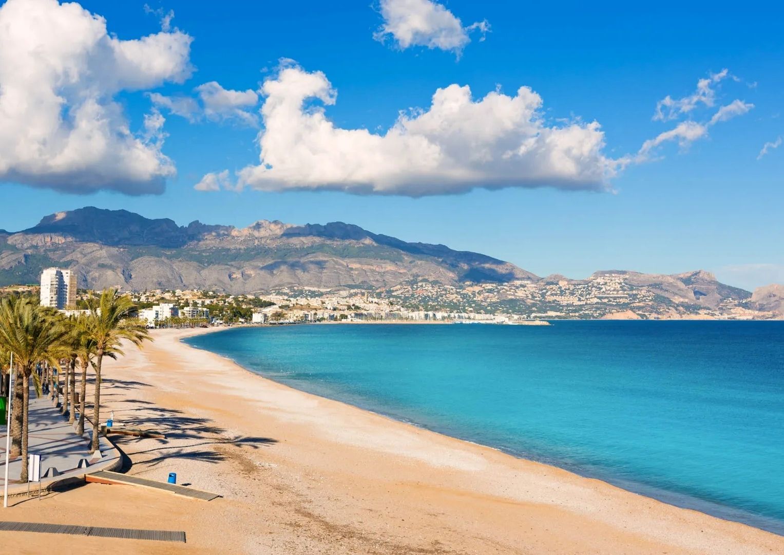 Strand en boulevard van Albir